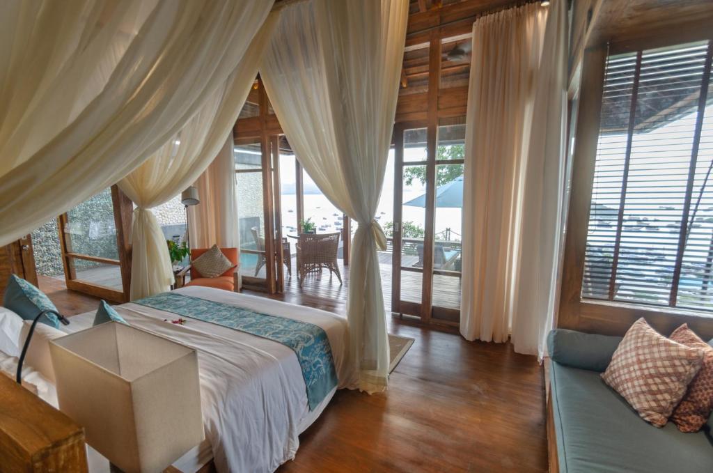 Una cama o camas en una habitación de Bayview Gardens Hotel