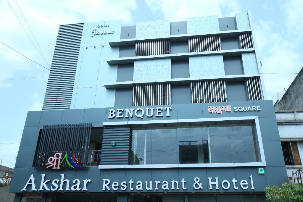 een uitzicht op restaurant Akhtar hotel bij Shree Akshar Restaurant and Hotel in Ahmedabad