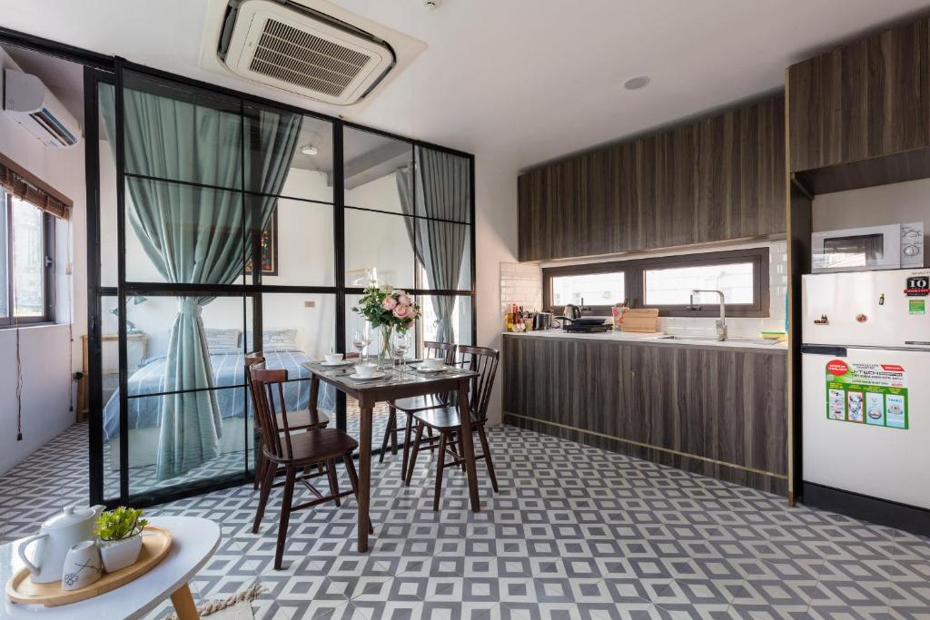 Kuchyň nebo kuchyňský kout v ubytování SaziHome Le Thanh Tong Hanoi