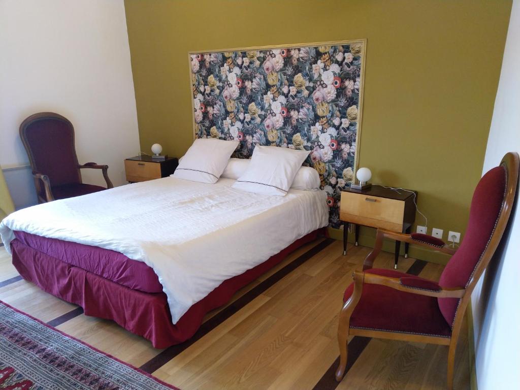 um quarto com uma cama grande e uma cabeceira floral em Tour Duguesclin em Chauvigny