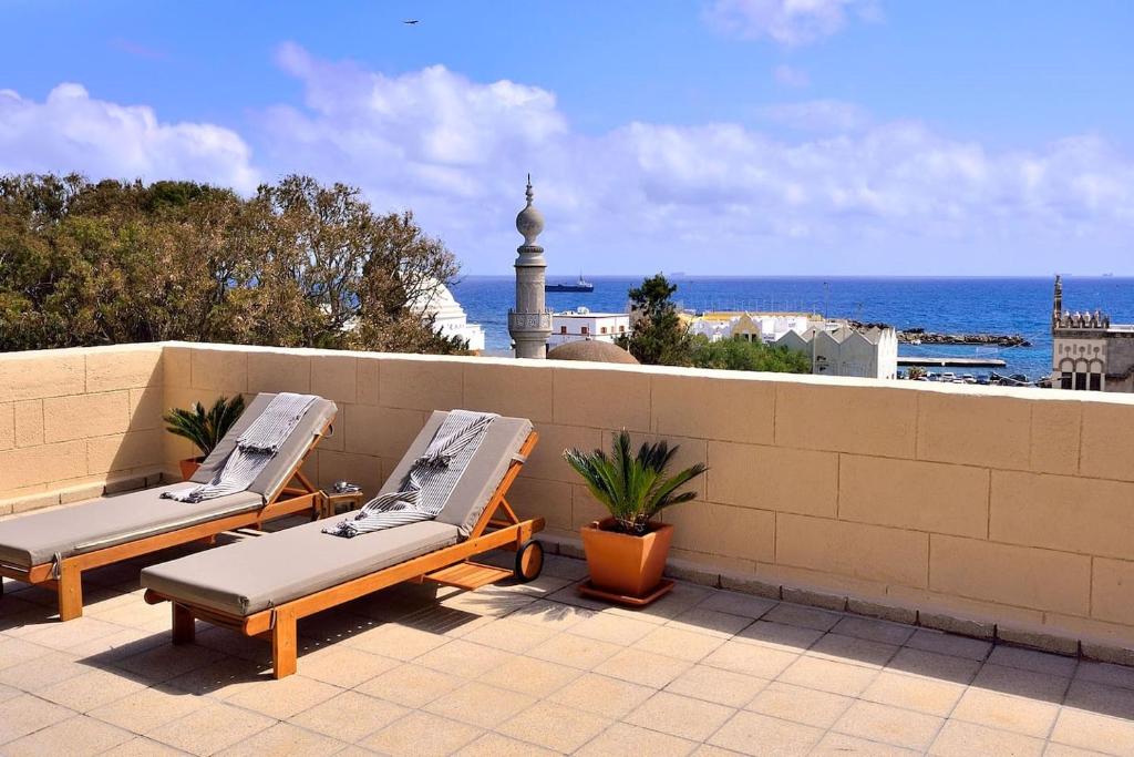- deux chaises longues sur un balcon avec vue sur l'océan dans l'établissement CENTER Penthouse - MEDIEVAL Town 10'- BEACH 2', à Rhodes
