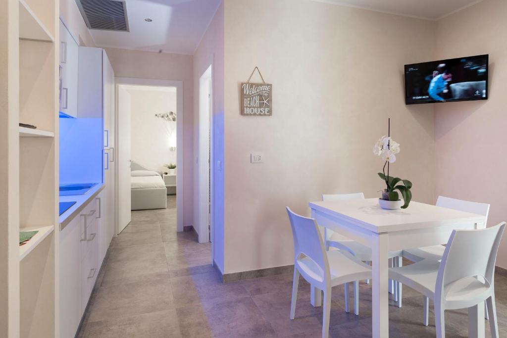 Televízia a/alebo spoločenská miestnosť v ubytovaní White Suite & Apartments