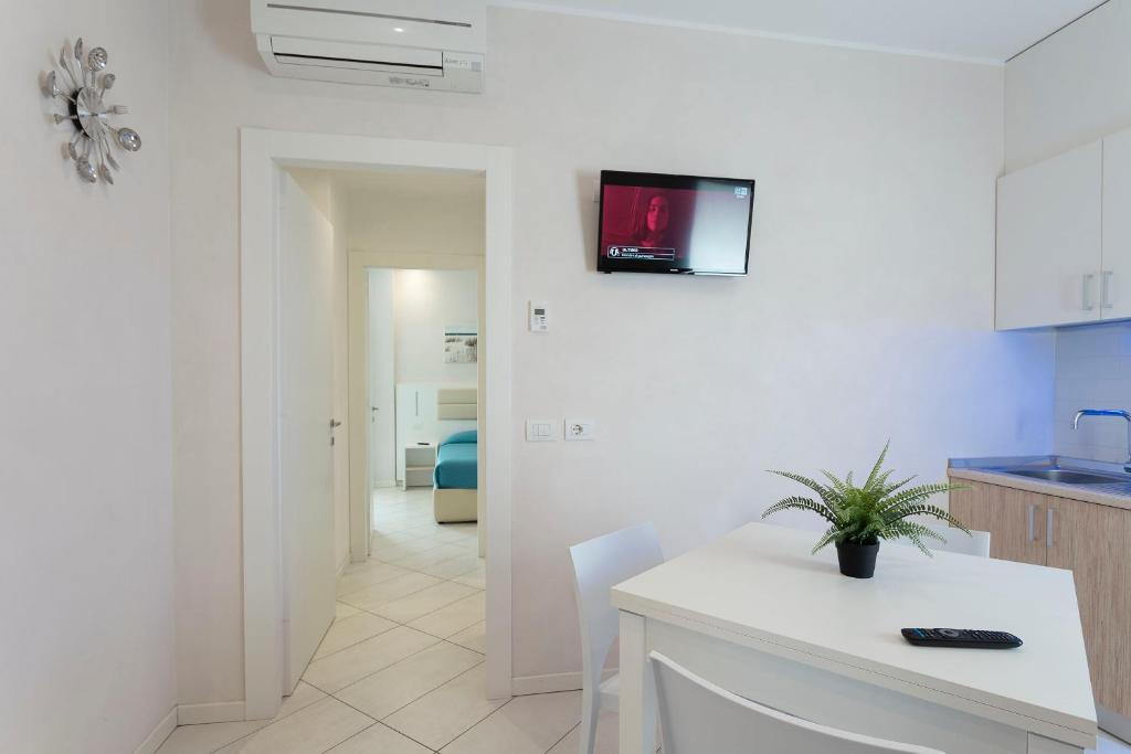 Televízia a/alebo spoločenská miestnosť v ubytovaní White Suite & Apartments