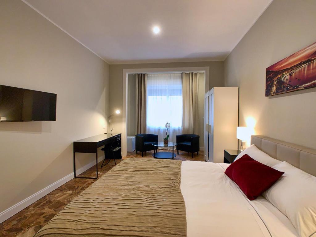 Postel nebo postele na pokoji v ubytování SILIA HOUSE Napoli Centro