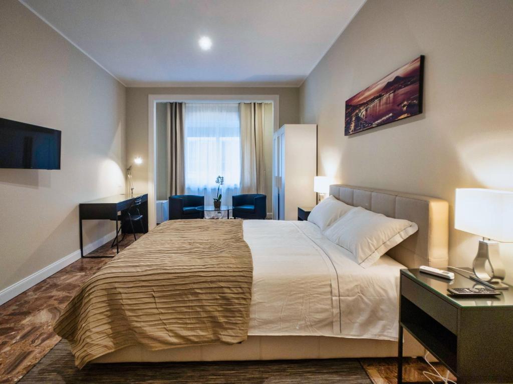 Postel nebo postele na pokoji v ubytování SILIA HOUSE Napoli Centro