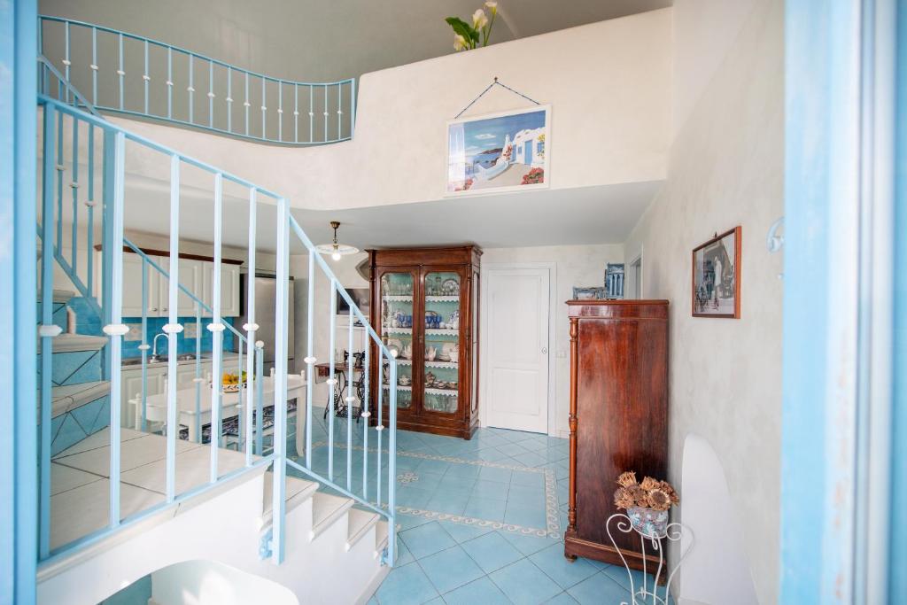 eine Treppe in einem Haus mit blauen Fliesenböden in der Unterkunft Casa Athina in Procida