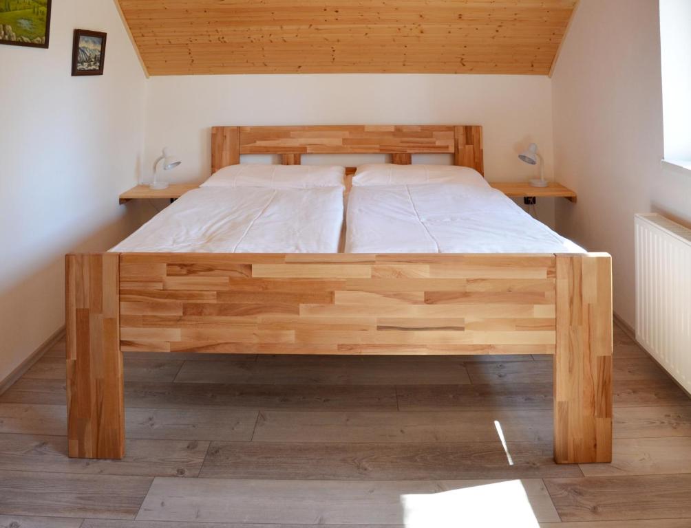 Łóżko lub łóżka w pokoju w obiekcie Apartmán U Brabců