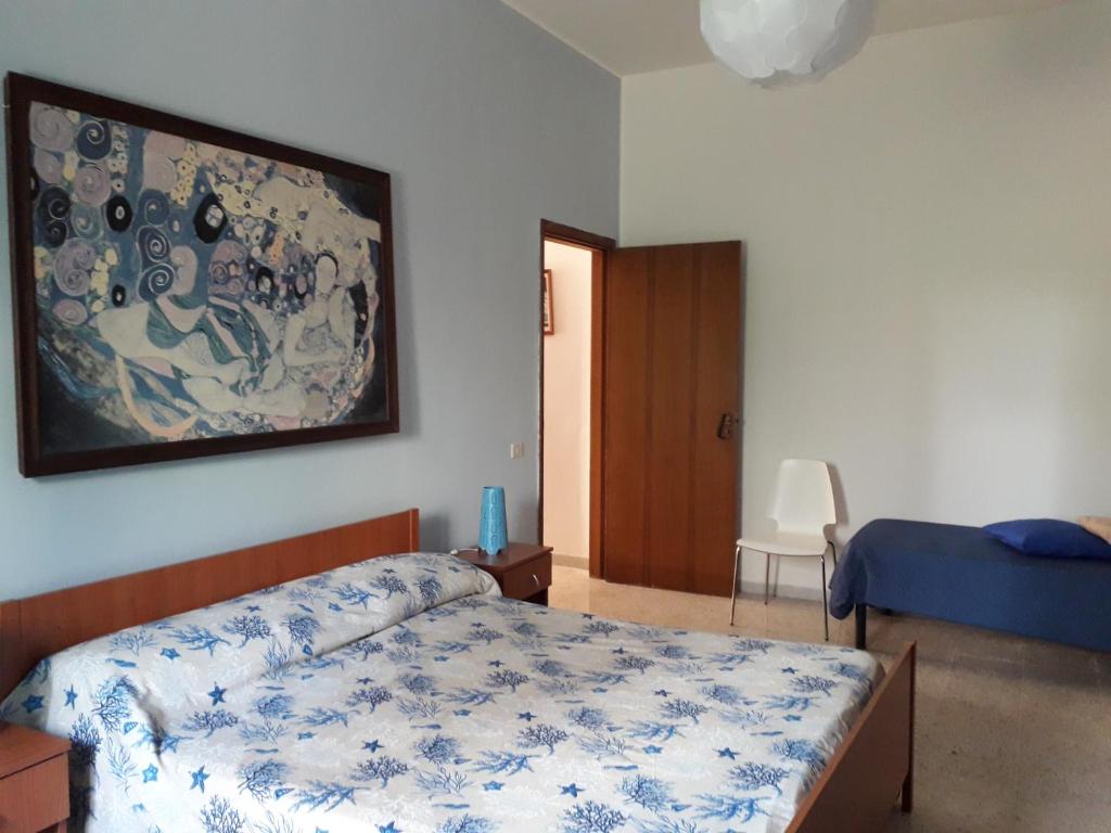 ディアマンテにあるDiamante sole mareのベッドルーム1室(ベッド1台付)が備わります。壁には絵画が飾られています。