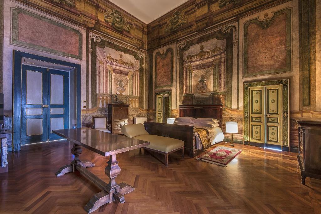 sypialnia z łóżkiem i stołem w obiekcie VILLA DURANTE w mieście Ercolano
