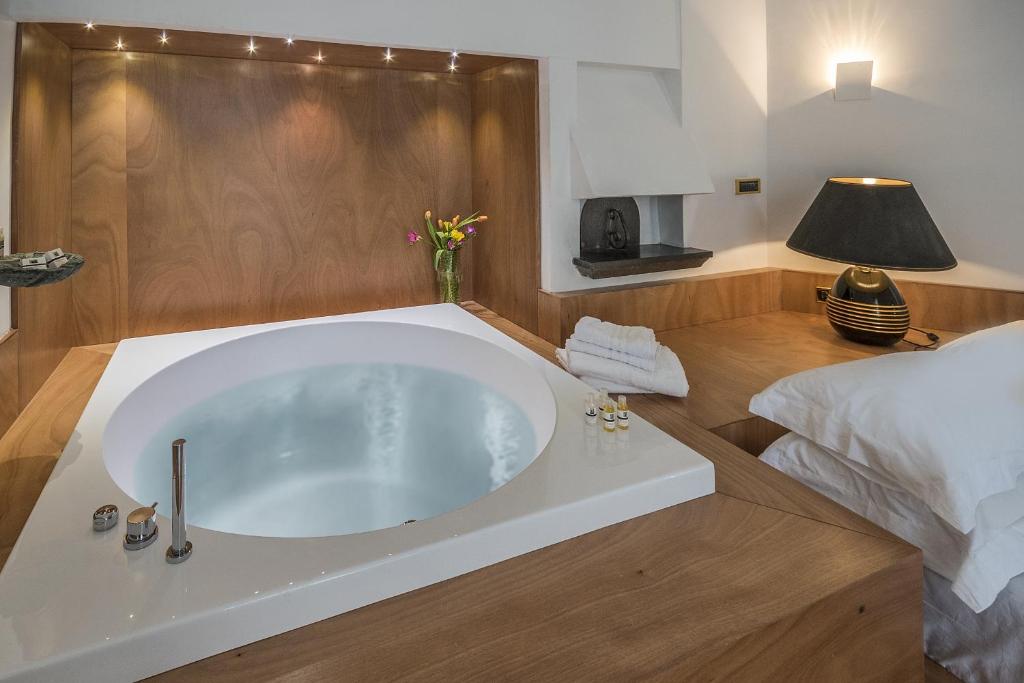 duża wanna w sypialni z łóżkiem w obiekcie VILLA DURANTE w mieście Ercolano