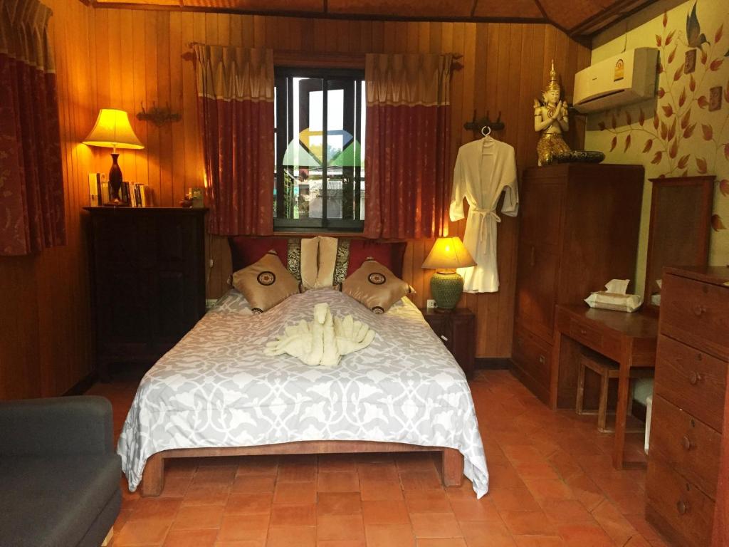 Un dormitorio con una cama con dos personas. en Shanti Lodge, en Bangkok