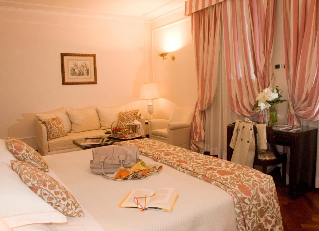 Łóżko lub łóżka w pokoju w obiekcie Hotel De La Ville