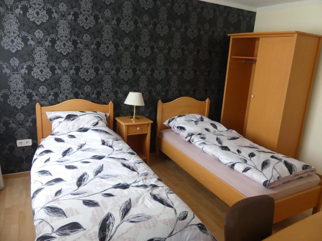 um quarto com 2 camas e uma parede em Hotel Akropolis em Herford