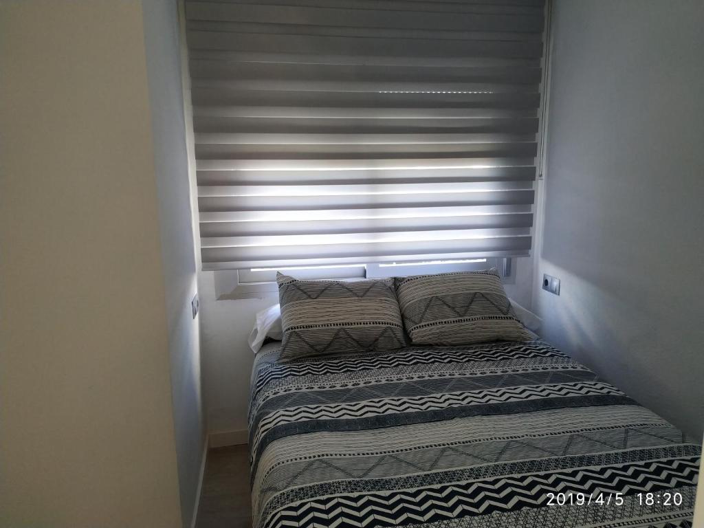 Posteľ alebo postele v izbe v ubytovaní Apartamento en urbanización Algaida en primera línea de playa