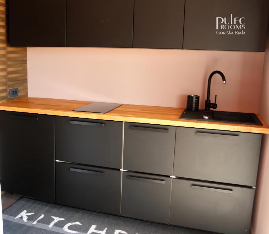 Kuchyň nebo kuchyňský kout v ubytování Apartma Sobe Pulec