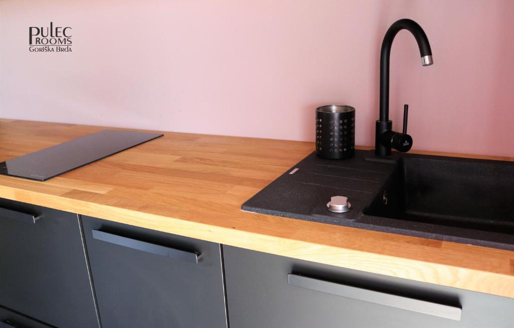 Kuchyň nebo kuchyňský kout v ubytování Apartma Sobe Pulec