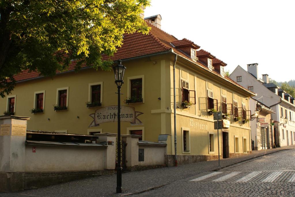 un bâtiment situé sur le côté d'une rue dans l'établissement Penzión Kachelman, à Banská Štiavnica