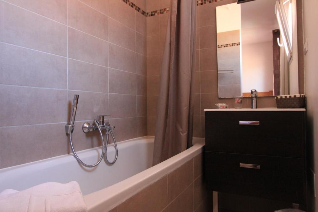 Koupelna v ubytování Villas CALA CORSA - 3 et 4 Chambres - CALA ROSSA Porto-Vecchio - Villas entièrement Climatisées avec Piscine Chauffée partagée et Piscines Privées - Internet gratuit