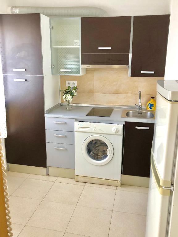 Kuchyň nebo kuchyňský kout v ubytování GATU Verano con parking, wifi, piscina , " Preferente mayores de 25 años y familias "
