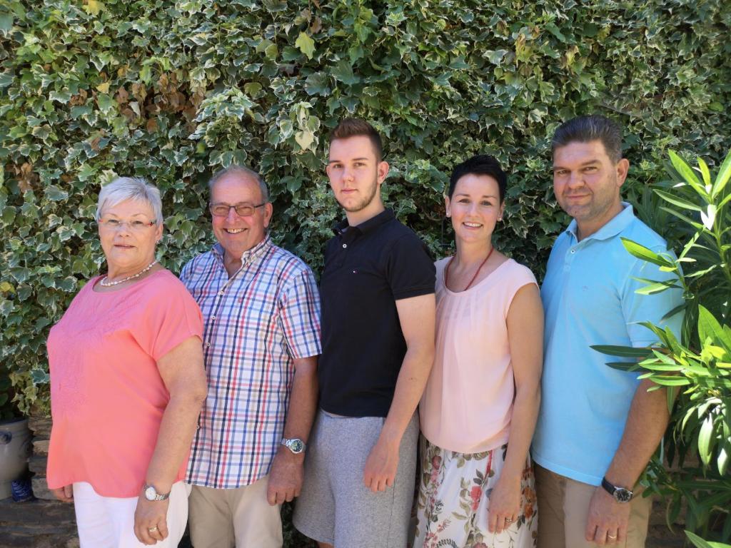 un grupo de personas posando para una foto en Ferienweingut Villa Hausmann, en Ellenz-Poltersdorf