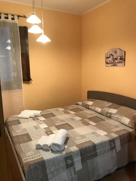 una camera da letto con un letto e due asciugamani di Loft Favignana - Egadi a Favignana