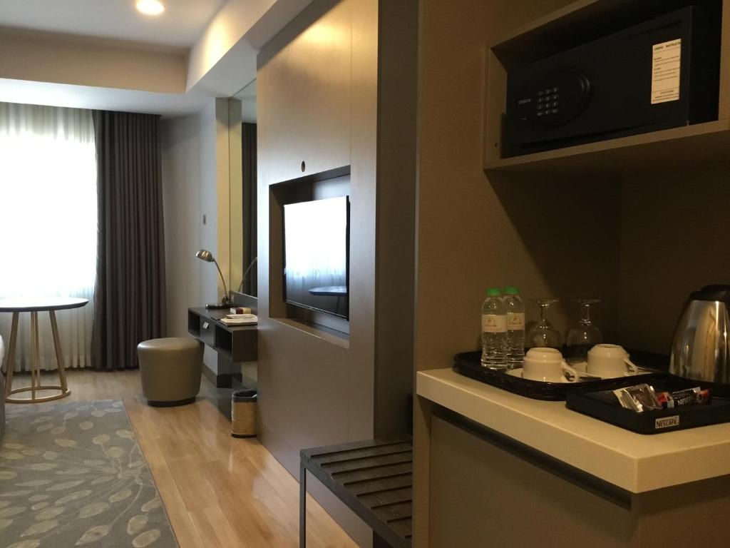 TV a/nebo společenská místnost v ubytování L'Fisher Hotel Bacolod