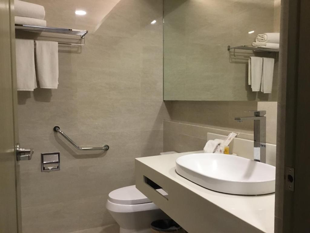 Koupelna v ubytování L'Fisher Hotel Bacolod