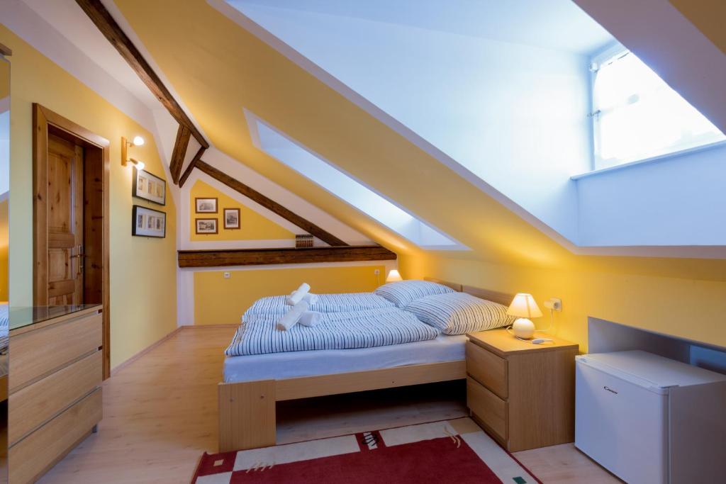 Postel nebo postele na pokoji v ubytování Penzion U Hrádku
