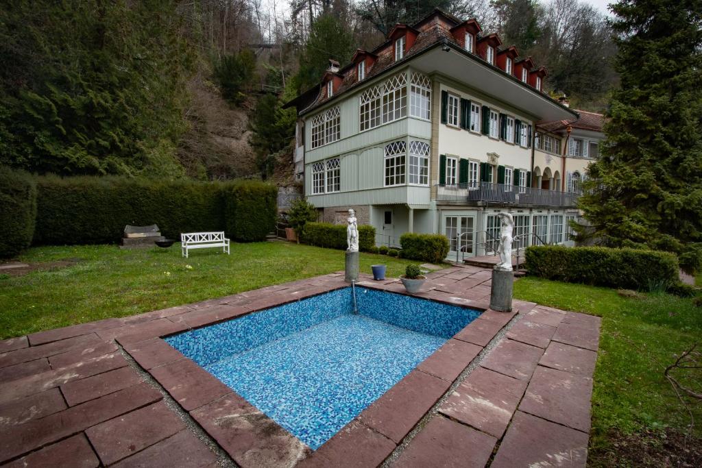 een huis met een zwembad in de tuin bij Villa Pochon in Gunten