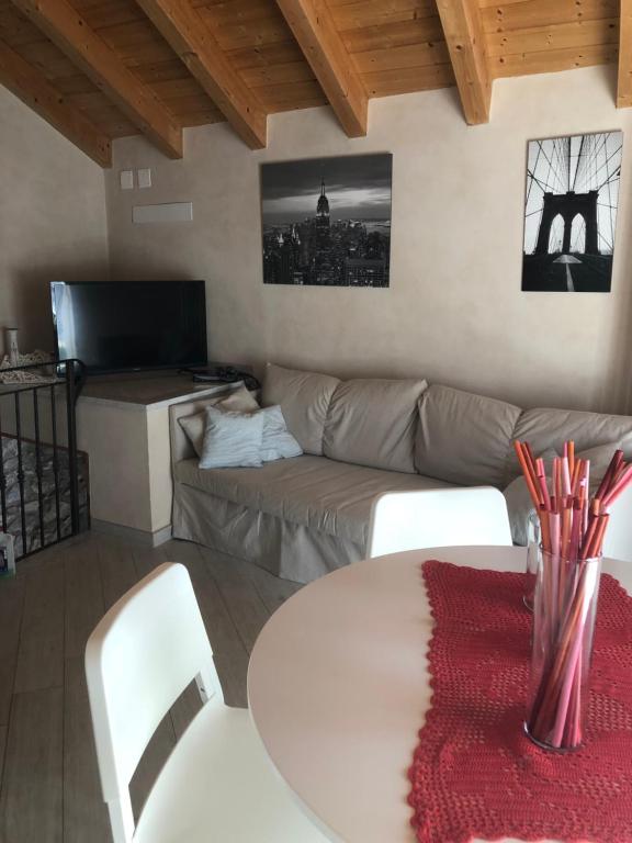 un soggiorno con divano e tavolo di Mansarda 5 terre a Monterosso al Mare