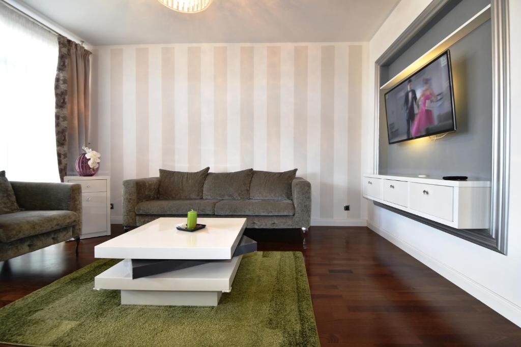 a living room with a couch and a coffee table at Ferienwohnung Kisajno in Giżycko