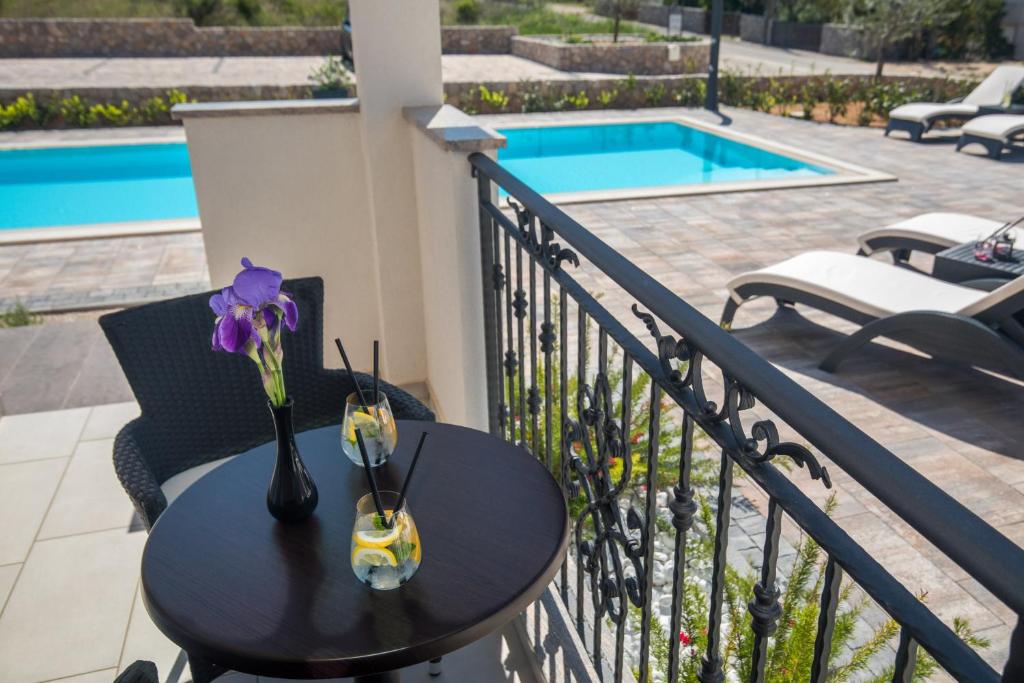Bazén v ubytování B&B Villa Maris nebo v jeho okolí