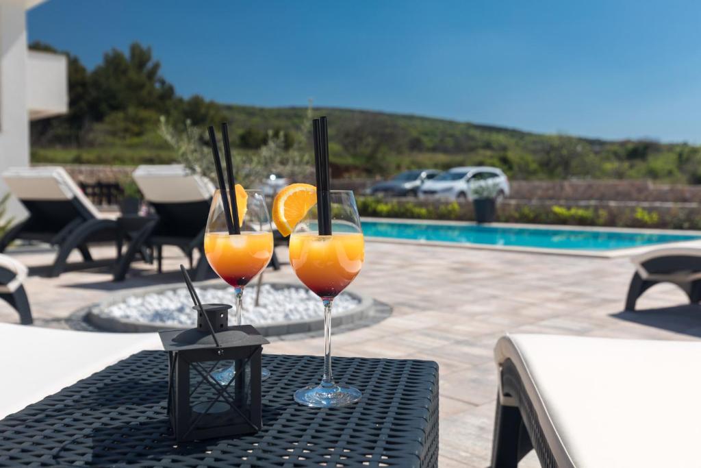 Bazén v ubytování B&B Villa Maris nebo v jeho okolí