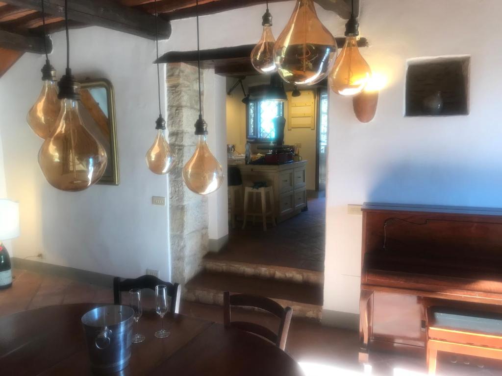Televízia a/alebo spoločenská miestnosť v ubytovaní Casa Colle Petroso