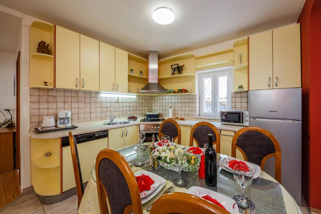 Kuchyňa alebo kuchynka v ubytovaní Central Apartment Castle Cippico