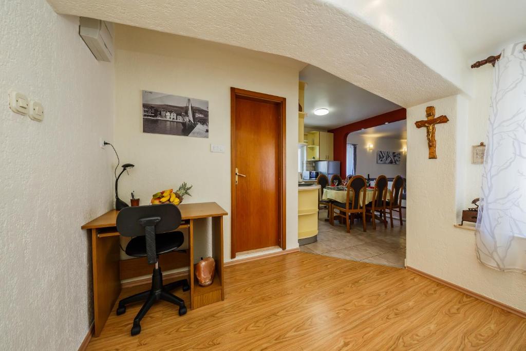 Televízia a/alebo spoločenská miestnosť v ubytovaní Central Apartment Castle Cippico