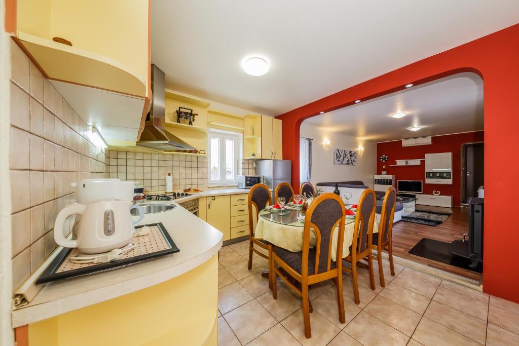 Kuchyňa alebo kuchynka v ubytovaní Central Apartment Castle Cippico