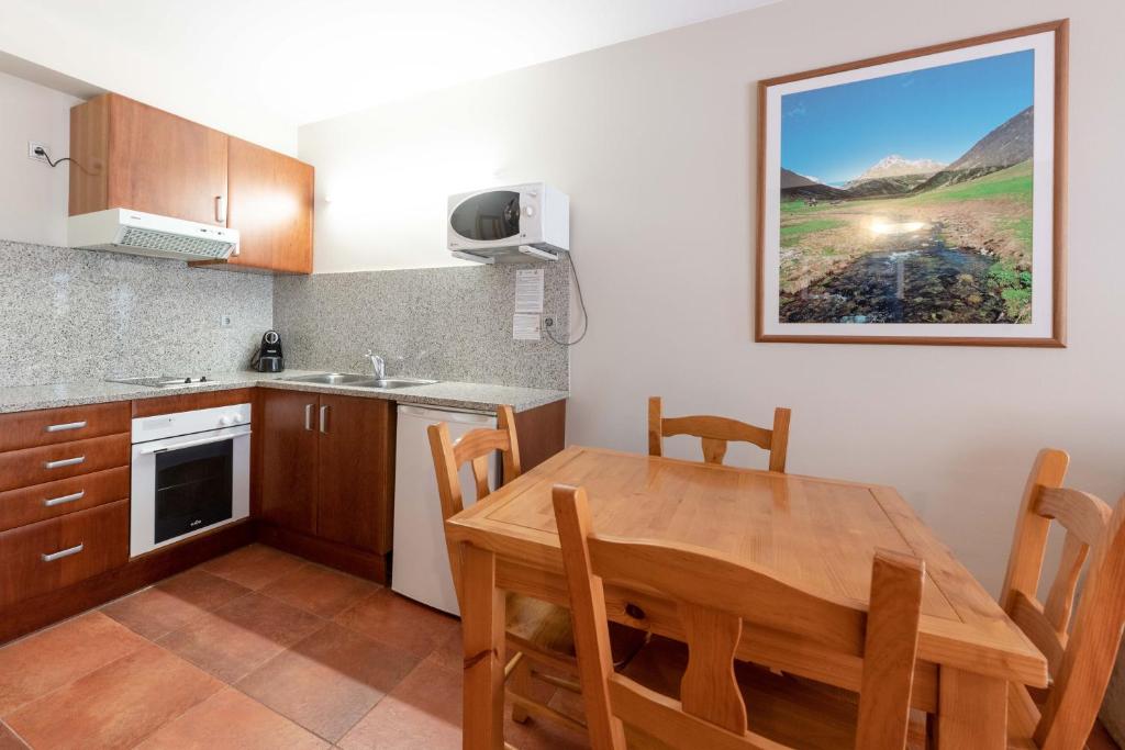 Kuchyň nebo kuchyňský kout v ubytování Apartaments Sant Moritz