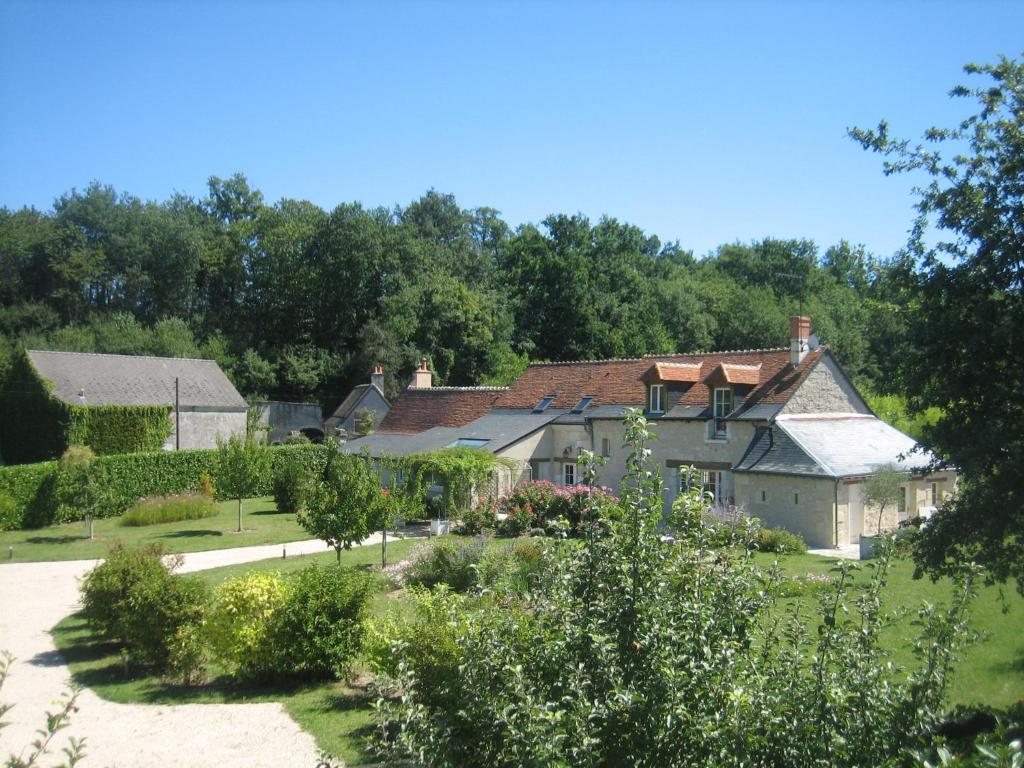 ein Haus mit Garten davor in der Unterkunft la Chambre des Dames in Vallères