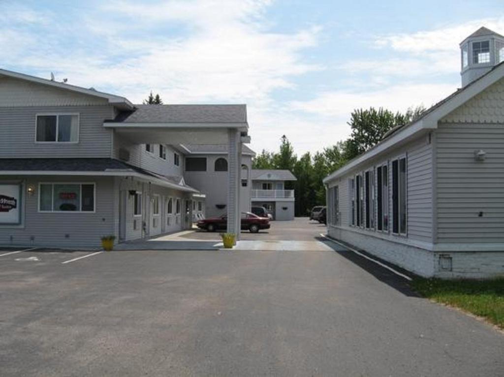 een parkeerplaats voor een gebouw bij Mackinaw Budget Inn in Mackinaw City