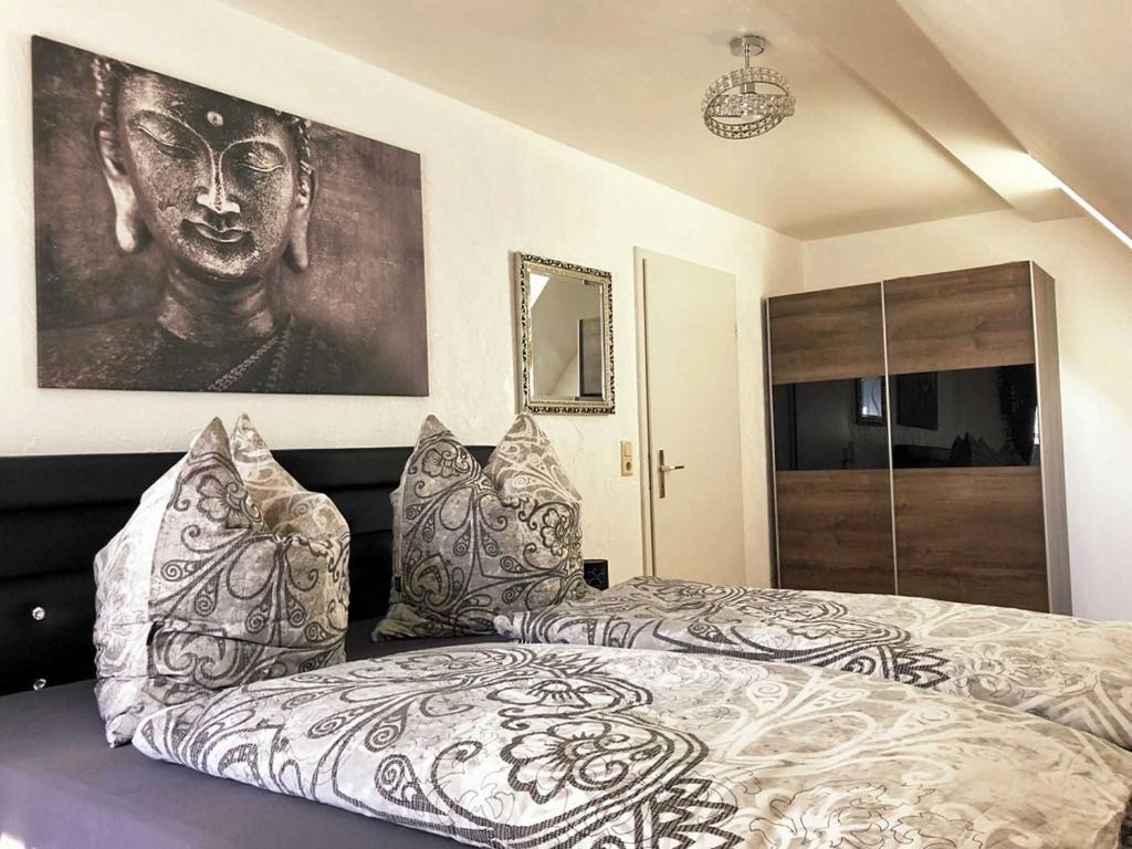 - une chambre dotée d'un lit avec une grande photo sur le mur dans l'établissement Müritz Apartments in Waren Müritz, à Waren
