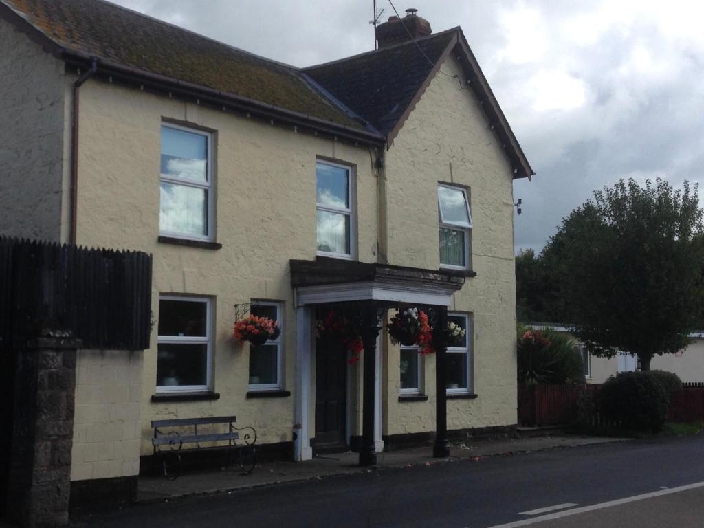 Crossways Tavern - 