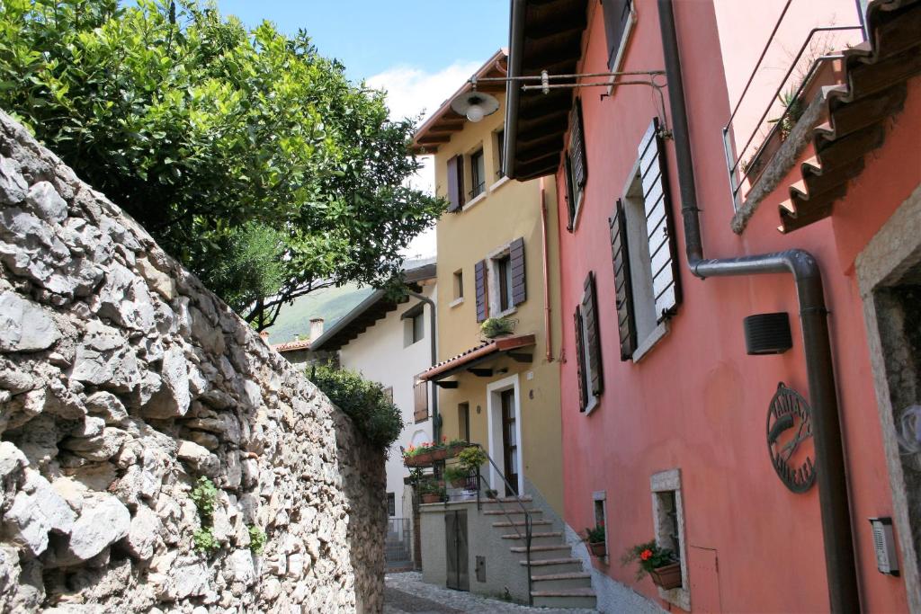 un vicolo in una città con un muro di pietra di Cà alla Pòssa a Malcesine