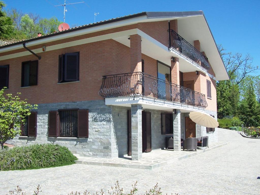 un grande edificio in mattoni con balcone di Il Quadrifoglio a Pavarolo