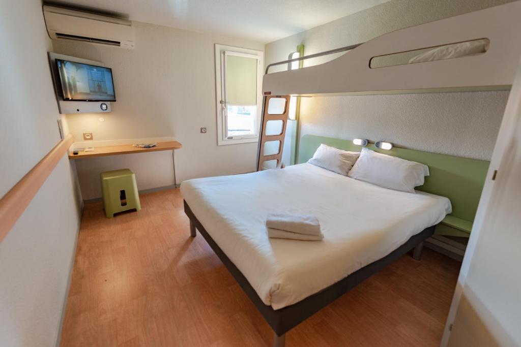 Postel nebo postele na pokoji v ubytování Ibis Budget Bollene