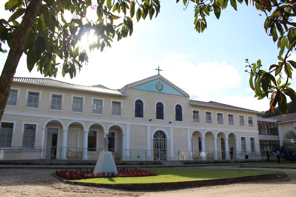 uma igreja com uma cruz à frente em CEIC Pousada e Eventos em Nova Trento