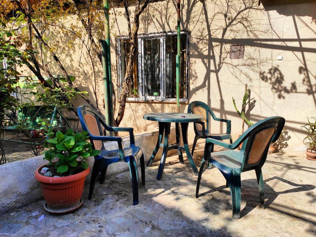 grupa krzeseł i stół na patio w obiekcie Guesthouse TTT w mieście Tbilisi City