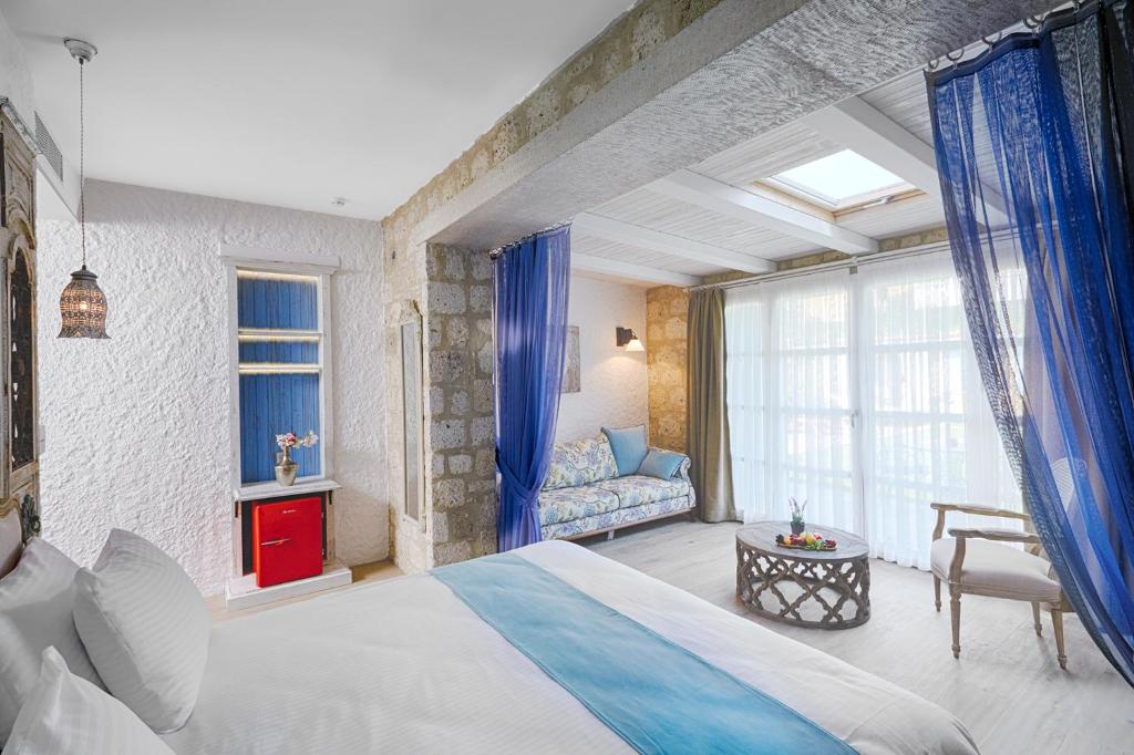 A bed or beds in a room at Alakapi Hotel & Villas