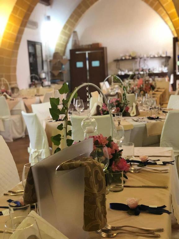 Reštaurácia alebo iné gastronomické zariadenie v ubytovaní Baglio Cudia Resort