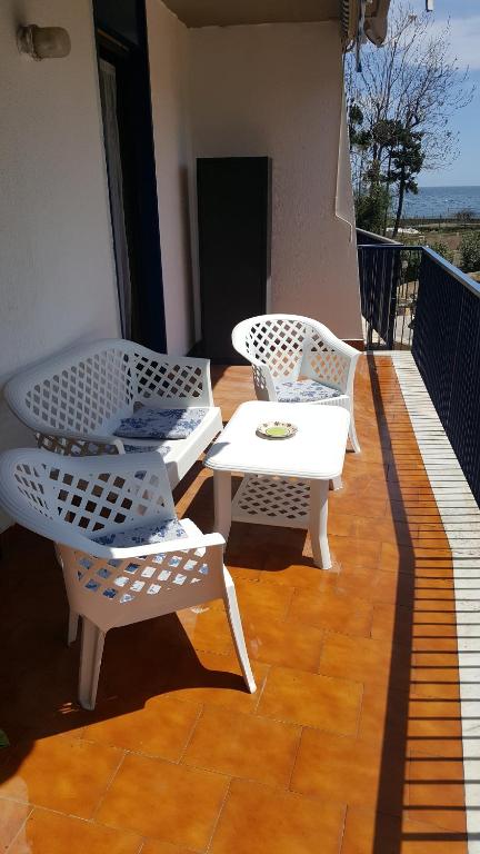 ジャルディーニ・ナクソスにあるCasa Ipanemaの白い椅子2脚、バルコニー(テーブル付)
